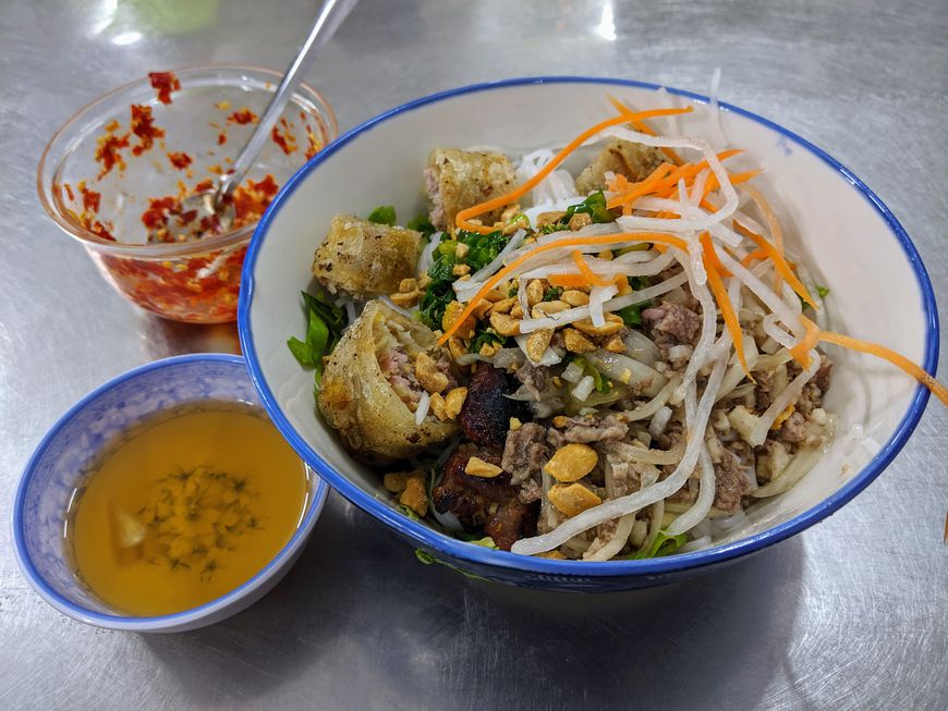 Chị Tuyền's bún thịt nướng