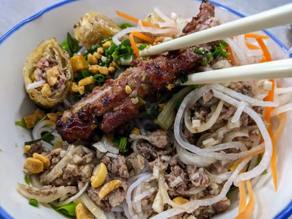 Chị Tuyền's bún thịt nướng